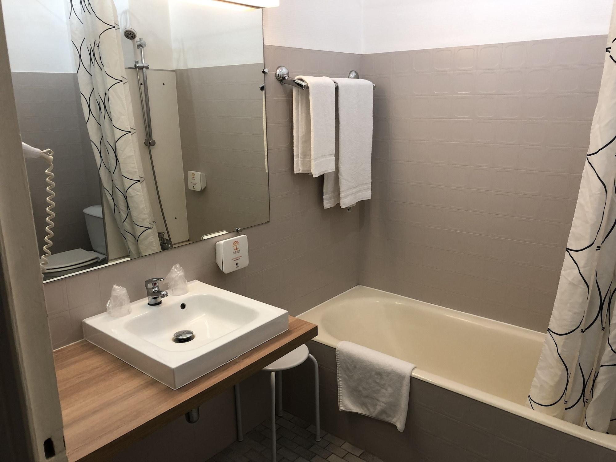 Adonis Lyon Est Hotel Artys Saint-Priest-en-Jarez エクステリア 写真