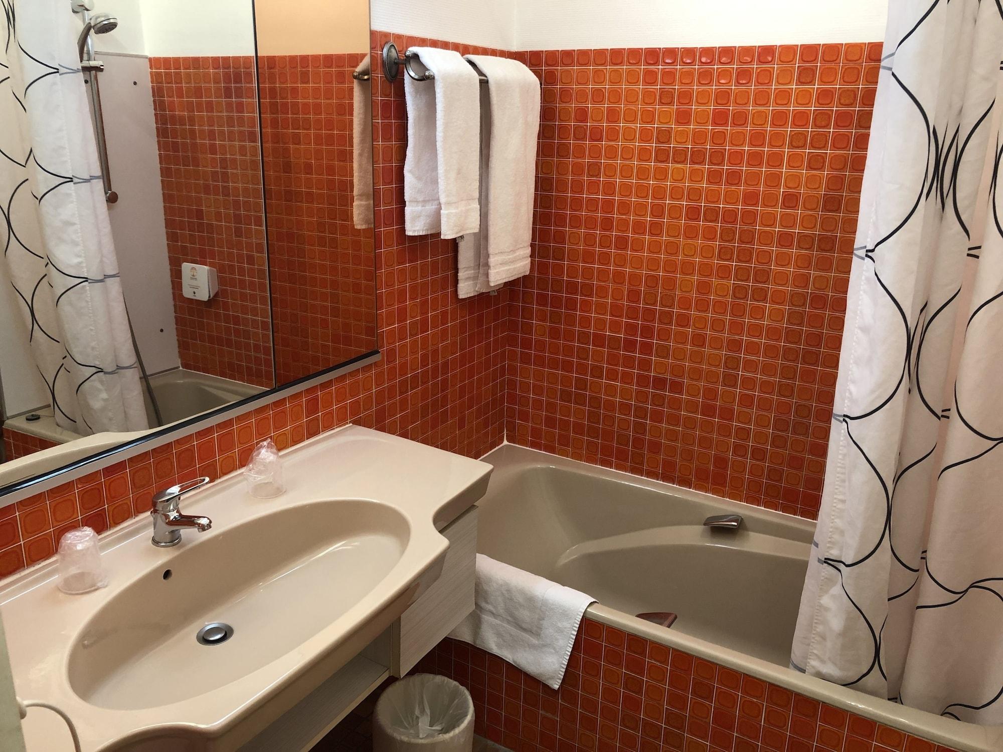 Adonis Lyon Est Hotel Artys Saint-Priest-en-Jarez エクステリア 写真