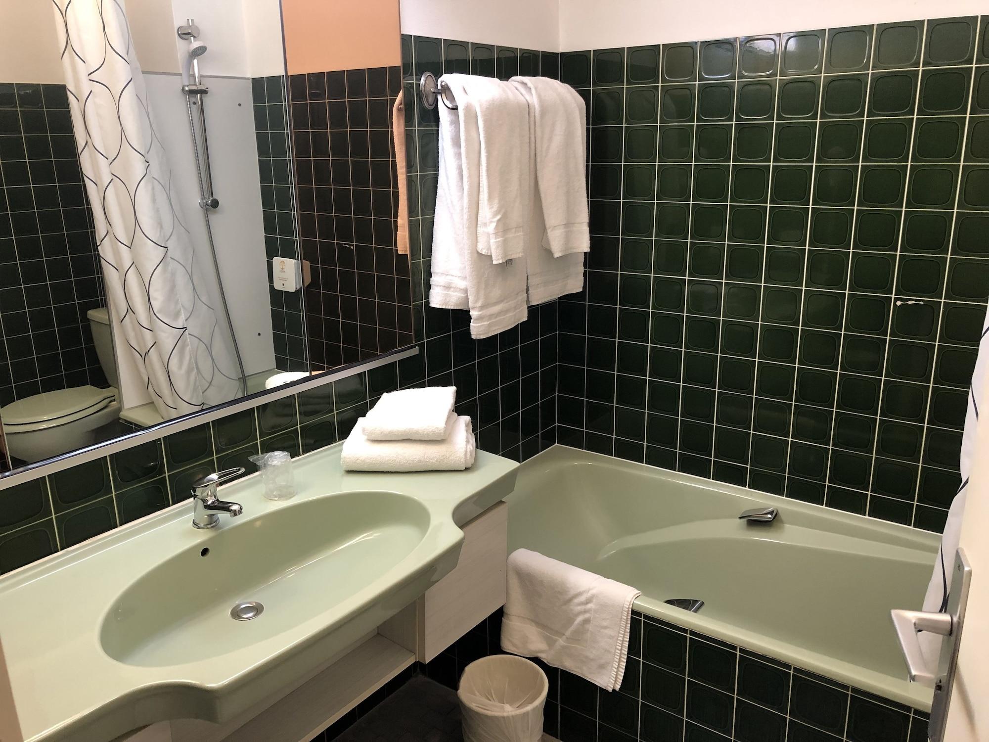 Adonis Lyon Est Hotel Artys Saint-Priest-en-Jarez エクステリア 写真
