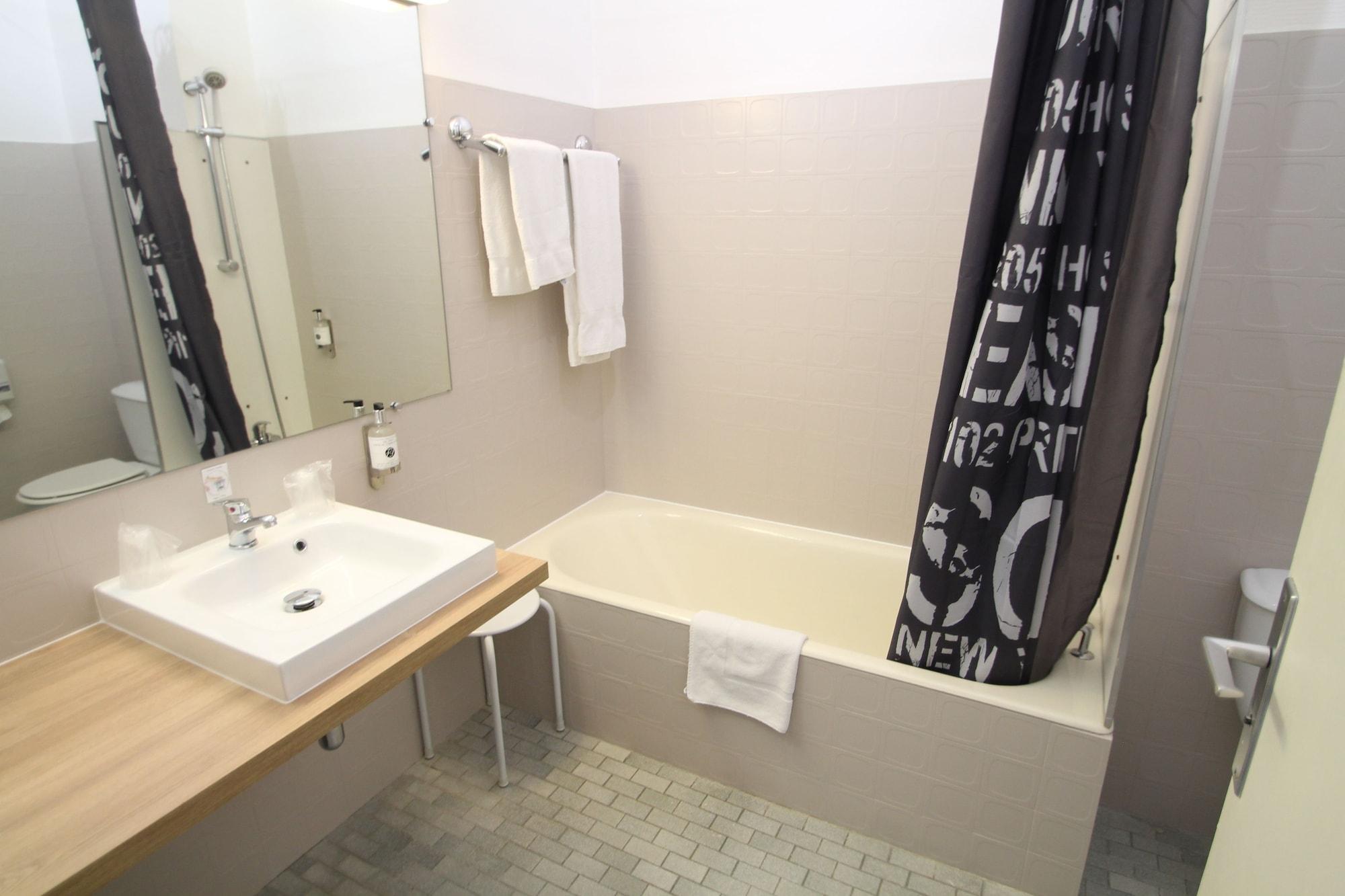 Adonis Lyon Est Hotel Artys Saint-Priest-en-Jarez エクステリア 写真