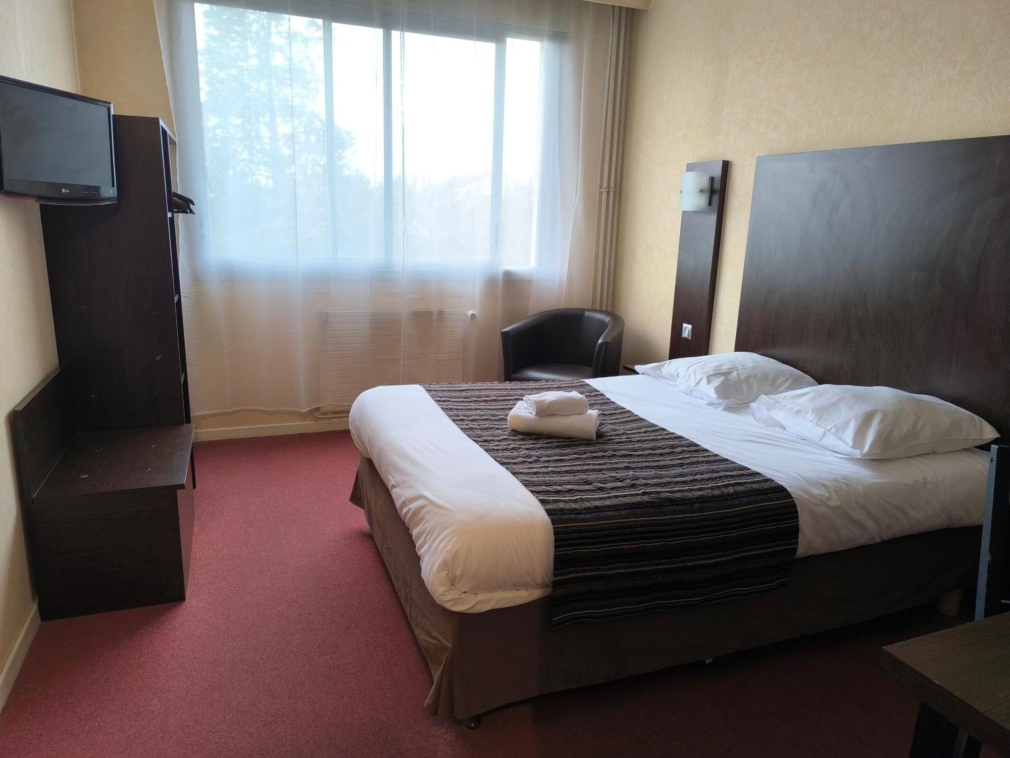 Adonis Lyon Est Hotel Artys Saint-Priest-en-Jarez エクステリア 写真