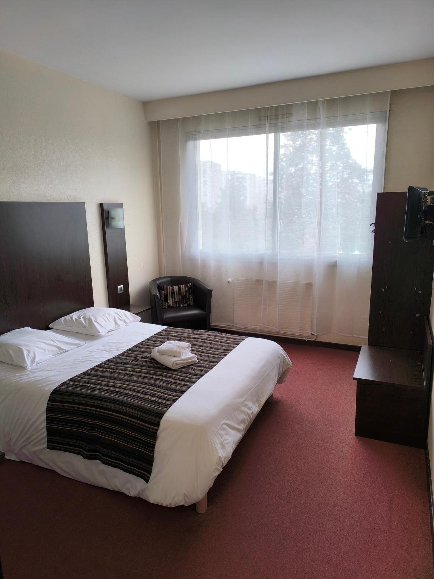 Adonis Lyon Est Hotel Artys Saint-Priest-en-Jarez エクステリア 写真