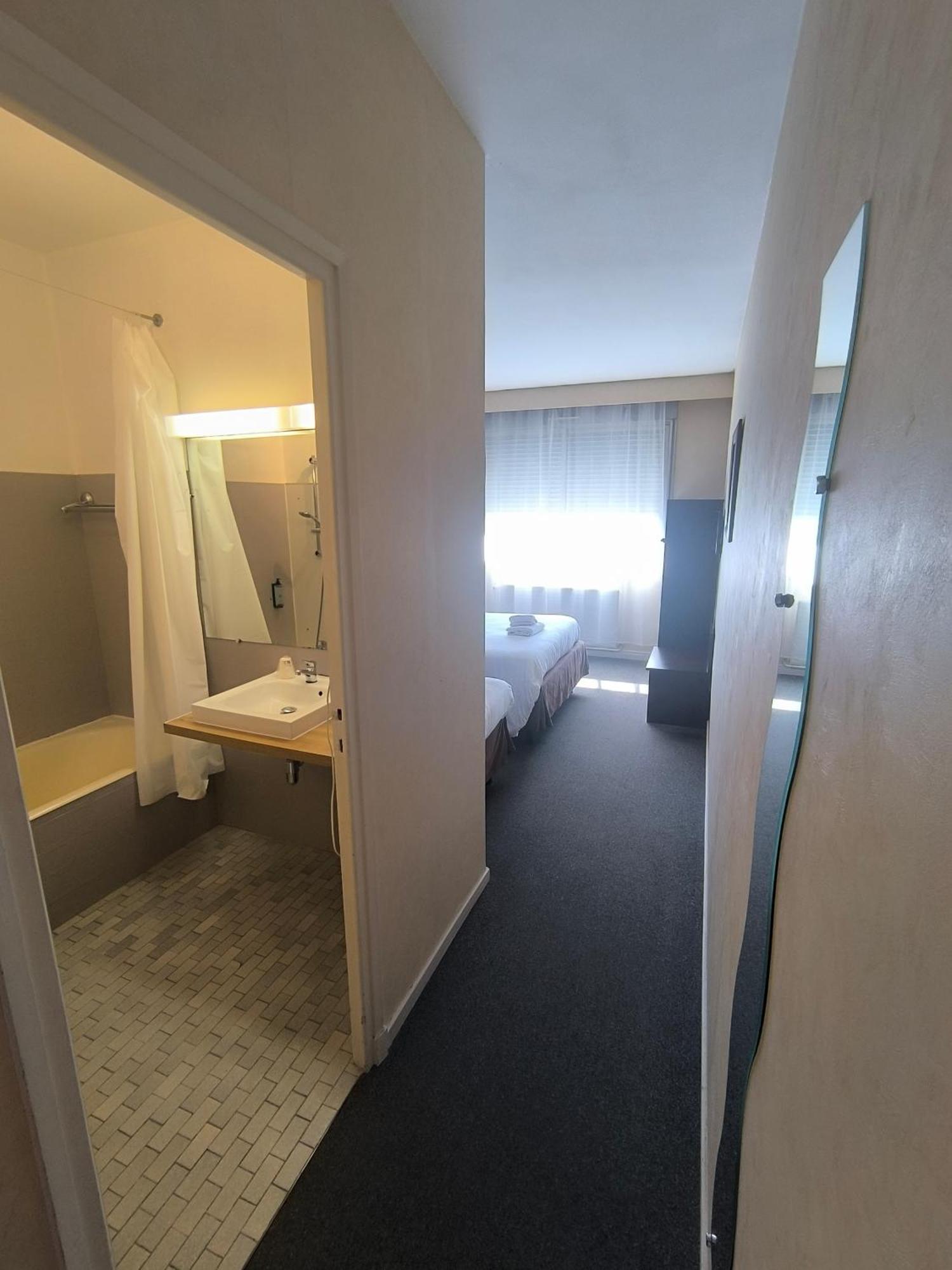Adonis Lyon Est Hotel Artys Saint-Priest-en-Jarez エクステリア 写真