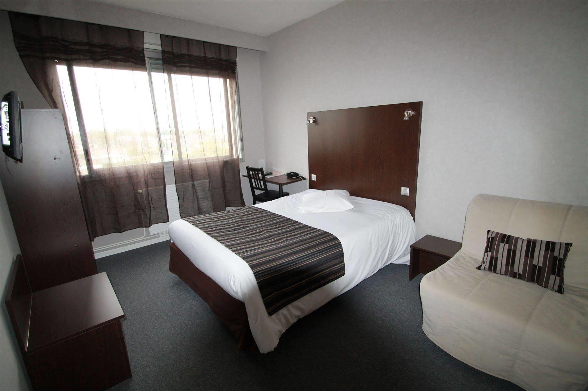 Adonis Lyon Est Hotel Artys Saint-Priest-en-Jarez エクステリア 写真